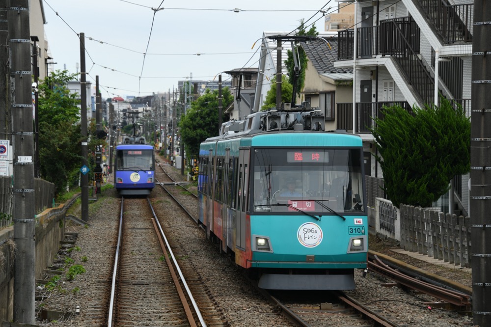 SetagayaLineCom's tweet photo. 本日のA9運行で、310編成「SDGsトレイン 美しい時代へ号」の終了を確認しました。昨日のA7運行後に撤去されたようです。
2023年4月25日に世田谷線では2代目のSDGsトレインとして登場し、一瞬だけ初代の307編成との並びも実現しました。
100周年も終わり、一気に普段着の世田谷線に戻っていきますね。 https://t.co/TWP1S1B2MB