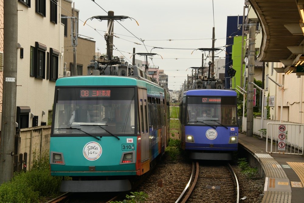 SetagayaLineCom's tweet photo. 本日のA9運行で、310編成「SDGsトレイン 美しい時代へ号」の終了を確認しました。昨日のA7運行後に撤去されたようです。
2023年4月25日に世田谷線では2代目のSDGsトレインとして登場し、一瞬だけ初代の307編成との並びも実現しました。
100周年も終わり、一気に普段着の世田谷線に戻っていきますね。 https://t.co/TWP1S1B2MB