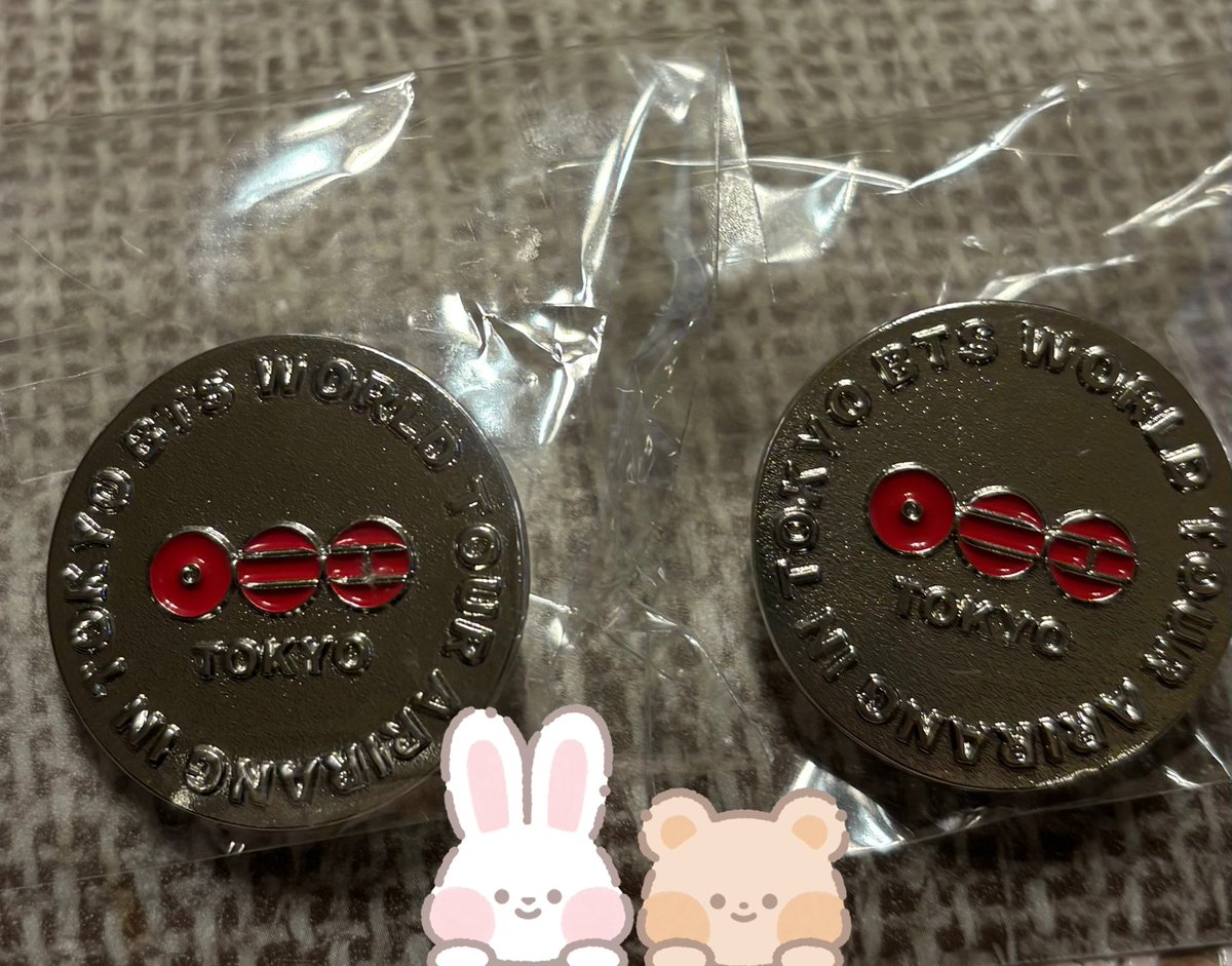 ayujimi0705's tweet photo. ピンバッジランダムで2個頼んだの2個とも同じだった https://t.co/zIiY3N8lgX