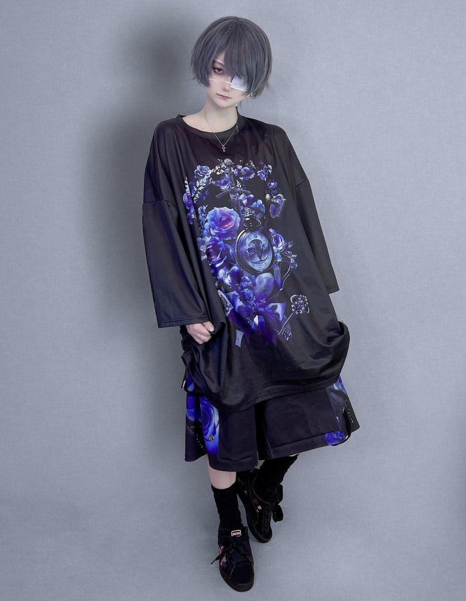 HadeRick__'s tweet photo. 新作 オーバーサイズ変形Tシャツ
幻想譚シリーズ【夢の断章】
販売開始です🥀

ドローストリング仕様で気分によって印象を変えられる1枚となっております🥀

https://t.co/HODAkQHopR https://t.co/2NvAjwiQVu