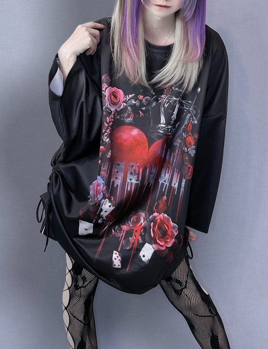 HadeRick__'s tweet photo. 新作 オーバーサイズ変形Tシャツ
幻想譚シリーズ【夢の断章】
販売開始です🥀

ドローストリング仕様で気分によって印象を変えられる1枚となっております🥀

https://t.co/HODAkQHopR https://t.co/2NvAjwiQVu