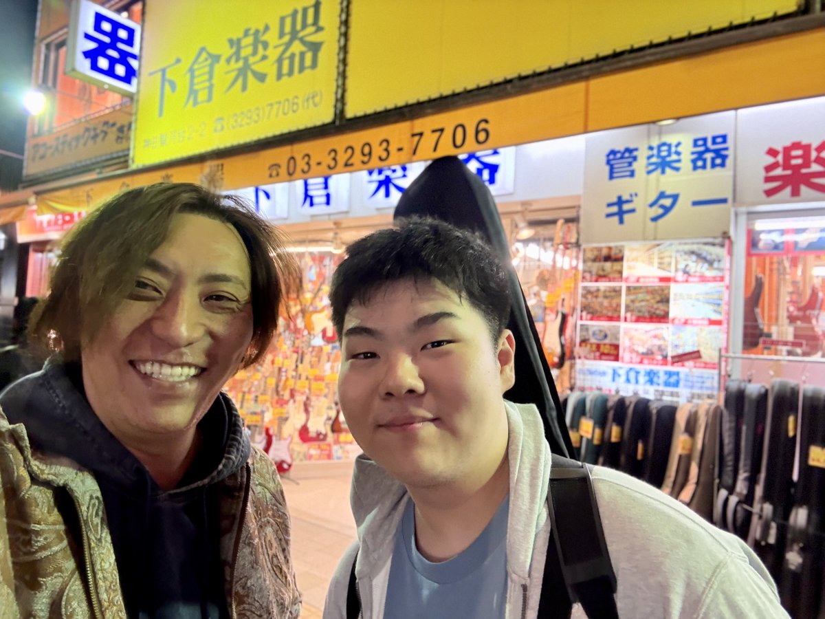 RocktheFuture's tweet photo. 甥っ子(と呼んでいるけど正確には従姉妹の子供。ハトコ？)が高校に入って軽音部でベースを始めようとしてたので一式買ってやった。

スクワイヤーのちょっと良いジャズベ。

上手くなれとは言わない。

カッコよくなれよ！！！ https://t.co/xOrgc9gXwc