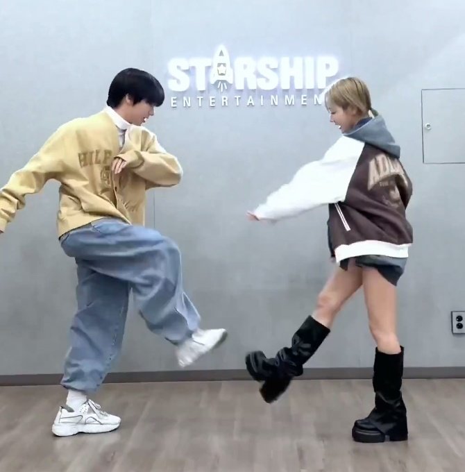 hyeongjun and haum 
wonjin and jiyu 

love that facing each other/ like playing part