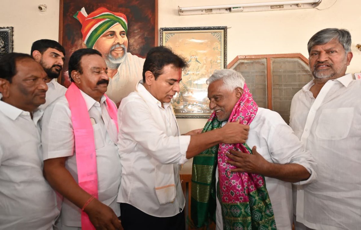 TSwithKCR's tweet photo. మాజీ మంత్రి జీవన్ రెడ్డిని బీఆర్ఎస్ పార్టీలోకి ఆహ్వానించిన రామన్న🔥