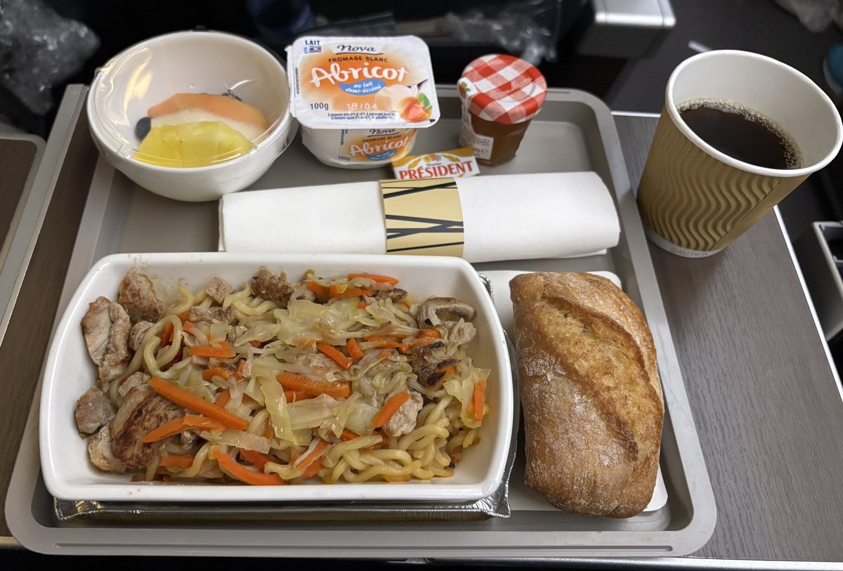 fly_tospace's tweet photo. パリ→香港
キャセイの長距離プレエコ、最強や！

食事激うま、サービス最高
これからヨーロッパ行くときは、ヘビーユーズする気がする！ https://t.co/D7NzXZ2rhF