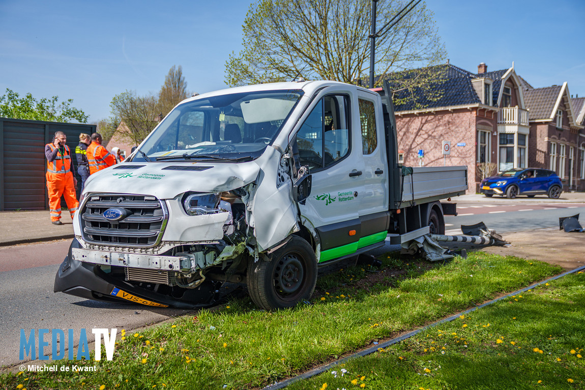 Gemeenteauto botst tegen paal tramovergang in Rotterdam