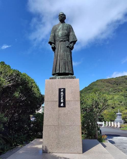 hirota11's tweet photo. ㊗️『ジョン万次郎』大��ドラマ化決定🎉
私の故郷、高知県土佐清水市の偉人である
ジョン万次郎こと
中浜万次郎の大河ドラマ化が決まりました‼️
これまで、署名活動をはじめご尽力いただきました全ての皆さまに、感謝とお礼を申し上げます。
ドラマ化まで、紆余曲折ありましたが、決してあきらめないと言う『ジョン万スピリッツ』の賜物です。
私事ですが、私の父広田勝は、郷土の偉人の功績をたたえようと、58年前に土佐清水市足摺岬に銅像を建立。その後、生家の再建そして大河ドラマ化の仕掛け人として活動してきました。父も大変喜んでおります。
私も父や土佐清水市、高知県の皆様と一緒にNHKに要望をしてまいりました。
高知県は
『らんまん、アンパン、��ョン万』で盛り上がっていきます❗️
#高知県　#土佐清水　#ジョン万次郎　#銅像
#大河ドラマ