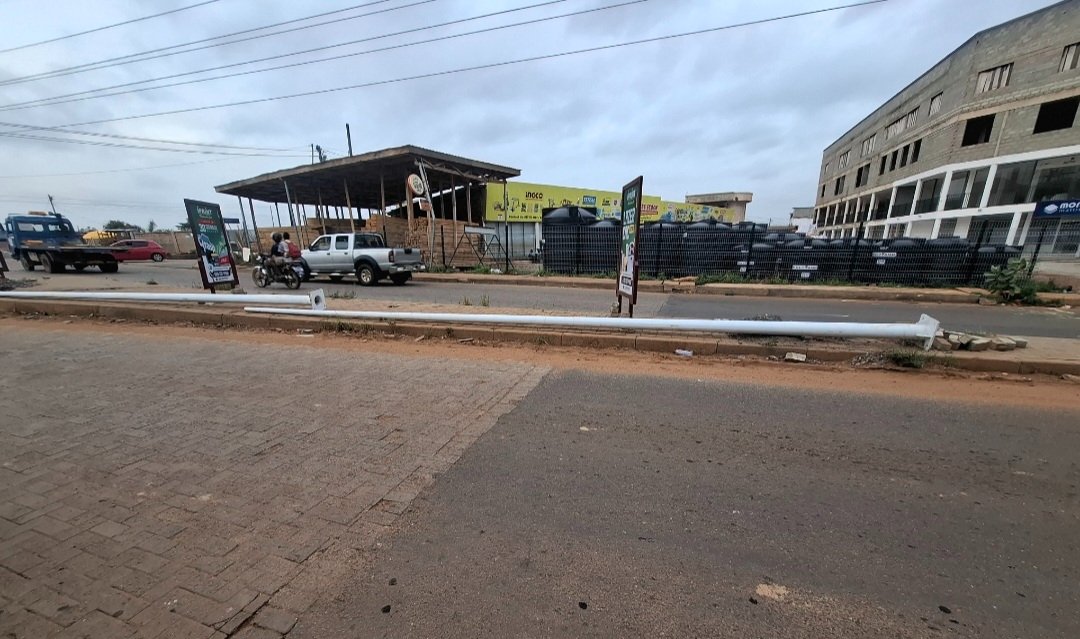 x_trailblazer's tweet photo. #AsSeen: From Katamanso through to East Legon Hills, street light poles have been positioned by the road awaiting installation. Soon, hopefully😬, Accra will be bright again. E dey go on for your hood?👀 https://t.co/UCbm16sCWo