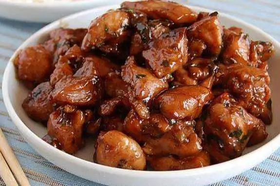 curiosidadafoco's tweet image. O frango teriyaki combina carne grelhada com molho doce à base de soja e açúcar.
#CulináriaJaponesa #Frango #Curiosidades