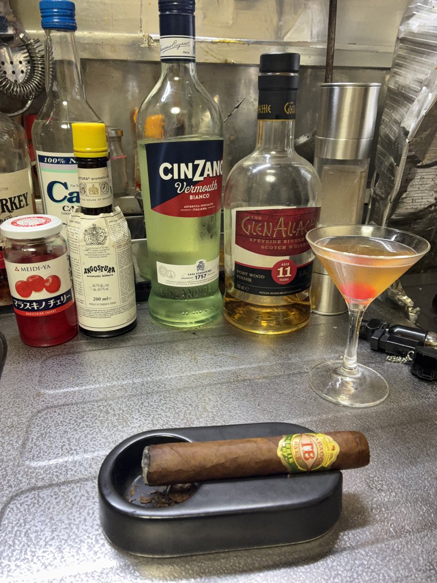 ShimachanLA's tweet photo. キッチンドランカー
葉巻はマイファーザー TABACOS BAEZ ROBUST
#葉巻 #Ciger #カクテル https://t.co/nu7bpaBB34
