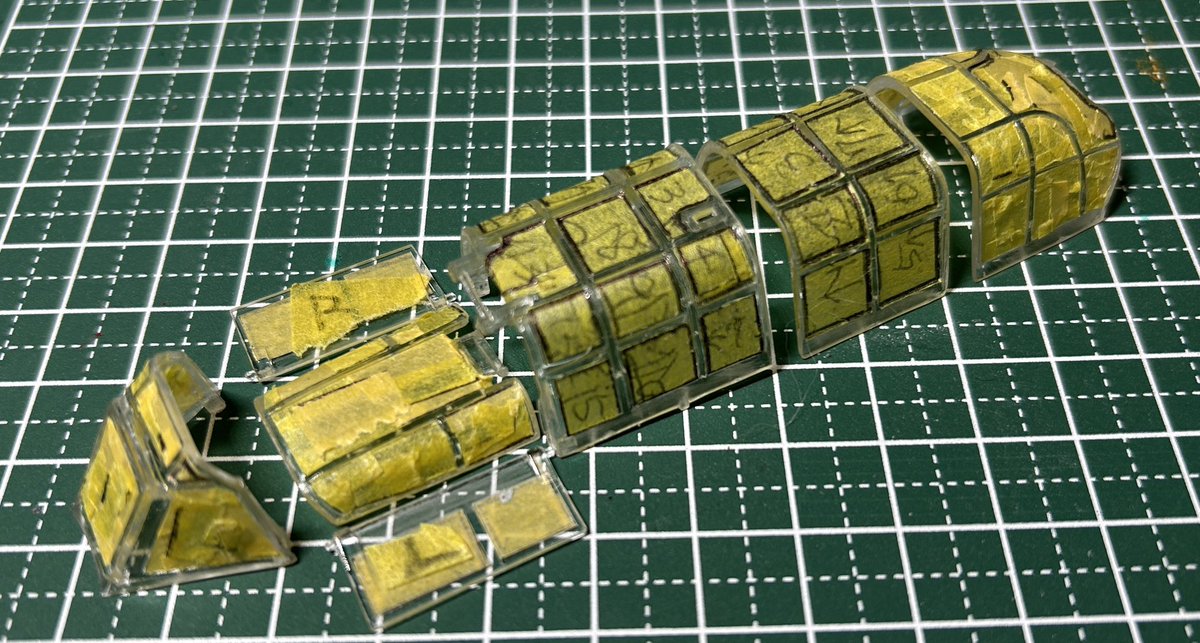 mack_tou21295's tweet photo. #レベル
#Bf110
#1/32
キャノピーのマスキング、国産キットならマスキング販売さんのカット済みマスキングテープ（300円）があるのですが…頑張りました
スピナーのうずまき模様、デカールはもちろんつかないのでマスキングして修正してなんとか
塗装指示は白黒塗り分け、派手な箱絵仕様にしました https://t.co/7pIVF9DVNS