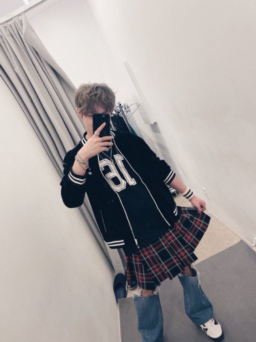 lelefuture's tweet photo. CAN WE JUST BRING BACK THIS ICONIC CHENLE SKIRT https://t.co/DSiV8Ipg06