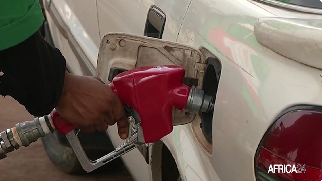 AFRICA24TV's tweet image. 🇲🇬#Madagascar, Le gouvernement a suspendu le mécanisme d’ajustement automatique des prix des carburants pour éviter un déficit budgétaire. Cette mesure vise également à sécuriser l’approvisionnement du pays, fortement dépendant des importations de pétrole raffiné.