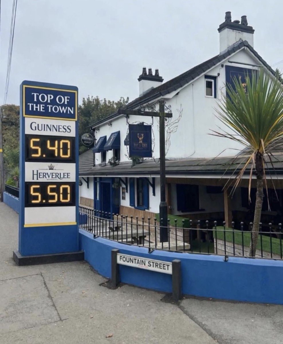 xaviholden's tweet image. Normalise pubs displaying pint prices like petrol stations. 

#pub #beer #pint #guinness