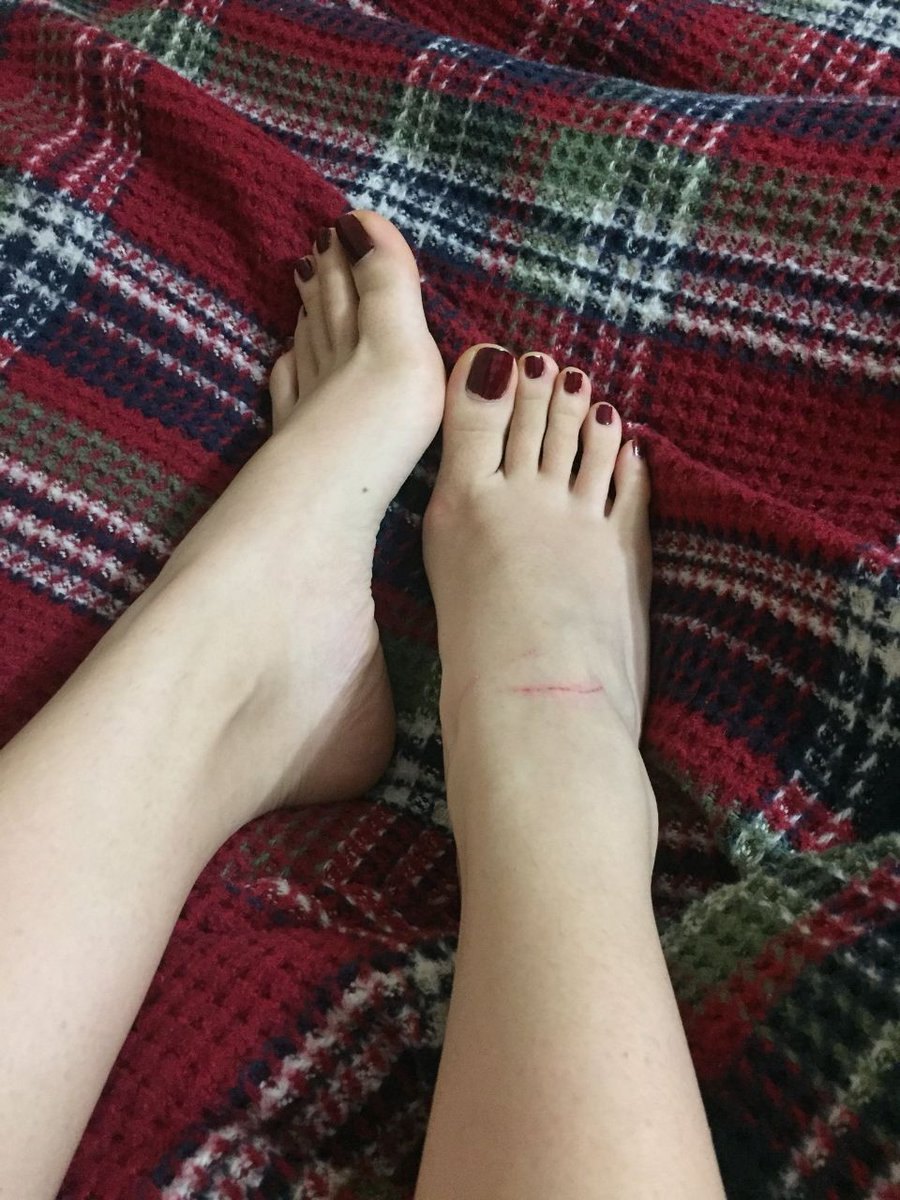 zeynepsahibee's tweet photo. Ben bile ayağımı yalamak isterdim yani o kadar güzel o kadar seksi o kadar pürüzsüz ve yumuşak ki :) Köleleri huzuruma bekliyorum.
#finansalköle https://t.co/oTYXwK0Vrx