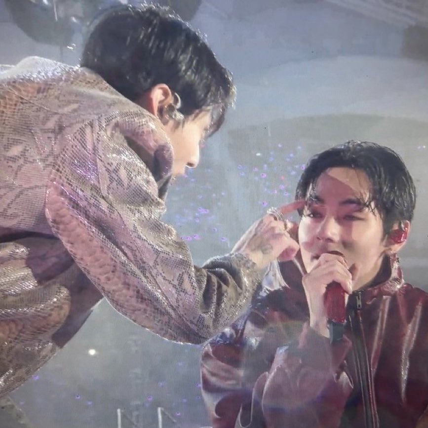 taekook𑁤 tweet media