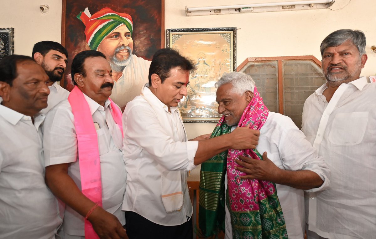 SKodidhela's tweet image. Welcome Jeevan Reddy garu to BRS ✊🏽
A leader who dedicated 42 years of service deserves respect and recognition.

#WelcomeJeevanReddy #BRS #TelanganaPolitics

@KTRBRS @RSPraveenSwaero @BRSparty