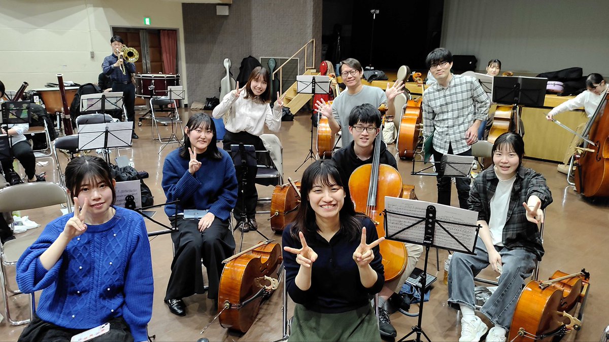 Orche_of_Spring's tweet photo. お次はチェロ🎻
我らが団長を筆頭に、わらわらと集まっているのがとっても可愛らしいパートです♬

今回のプログラムでも、チェロならではの美しくかっこいいメロディがたくさん登場しますよ🌟
聴けばその音色の虜になること間違いなし！
しっかりと耳を傾けてみてくださいね💫 https://t.co/hZWlgiqIXn