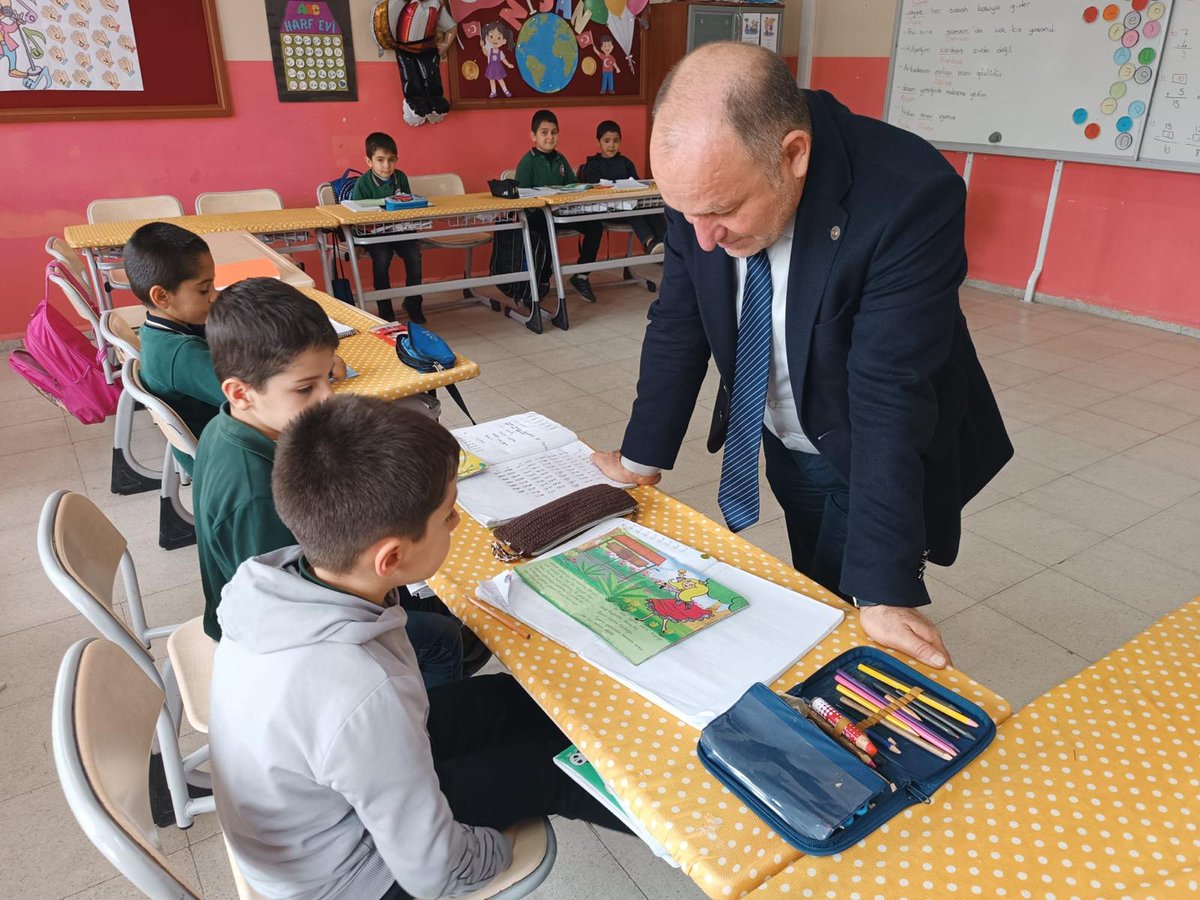 19Yesilli's tweet photo. Okulumuza ziyaret gerçekleştiren İlçe Milli Eğitim Müdürümüz Sayın Mustafa KAHRAMAN 1. sınıf öğrencilerimizin okuma çalışmalarını yerinde inceleyerek, yapılan çalışmalar hakkında öğretmenlerimizden bilgi aldı.
@Yusuf__Tekin
@ali_eyyupkoca
@Yesillimem1
@MstfaKAHRAMAN
@SuleymnAKIN https://t.co/N0c7nw134O