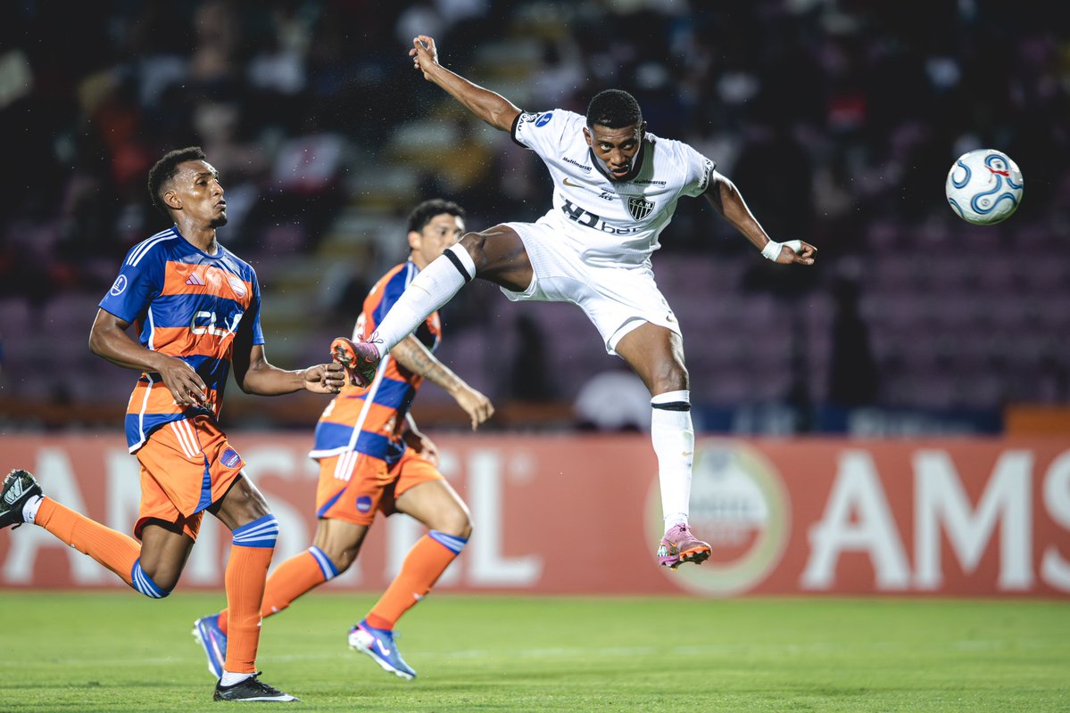 O Cassierra custou 10 milhões de euros (7M fixos). 

Com todo respeito aos que estão pedindo paciência, jogador que custa isso tudo tem que chegar e resolver a posição.

Até agora, só canelada.