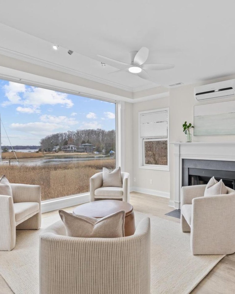 BoHanContract's tweet photo. Enjoying the Annapolis weather and breathtaking views has never been easier. We transformed this sitting room to make the most of the natural light and scenic surroundings while creating a cozy, inviting space you’ll love spending time in. 

#HomeRemodel #InteriorDesign https://t.co/yZDECsGLjA