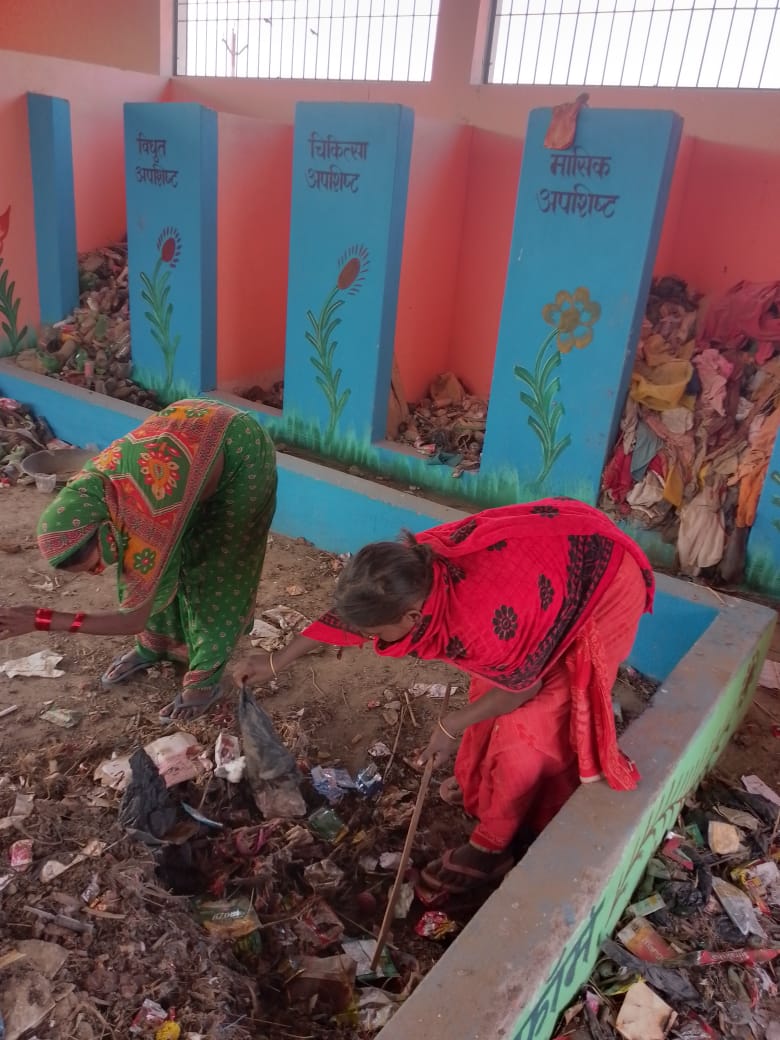 EcMotihari's tweet photo. Under #SBMG/#LSBA #WasteCollected from households in various #Panchayats is transported to #WPU where #SwachhtaWorkers carry out systematic segregation on #DumpingPlatforms to ensure #ScientificProcessing and effective #SolidWasteManagement.
@Dm_Motihari @LSBA_Bihar @MoJSDDWS https://t.co/ml0uU7JUFe