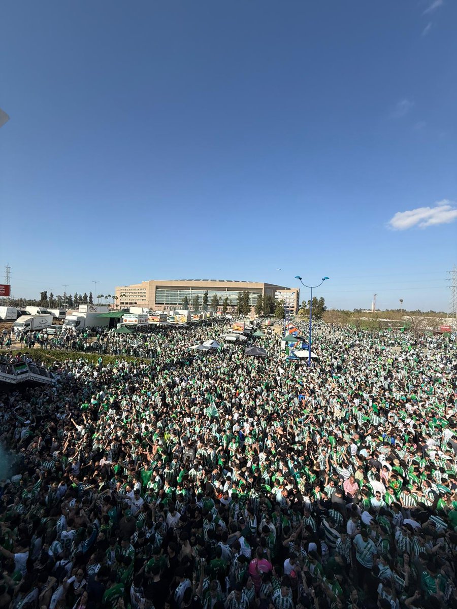 El jueves TODOS A LA CARTUJA.
Estamos a un partido, UN PARTIDO, de unas semifinales europeas.
En nuestra casa.
Con nuestra gente.
¡¡¡TODOS JUNTOS!!!
A PLAZA NUEVA HAY QUE VOLVER 💚