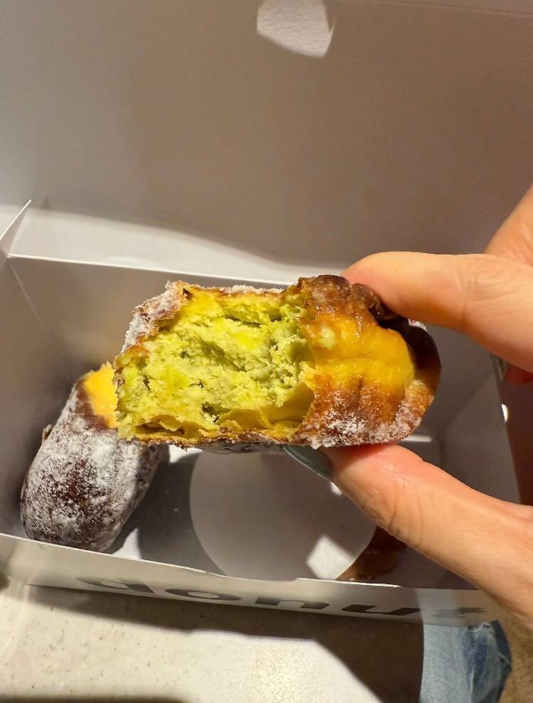 Astonalaude's tweet photo. 最近大好きなドーナツです🍩
甘くて、おいしかったです😋
食べてから太らないといいです���😆 https://t.co/bYvXsrTzTb