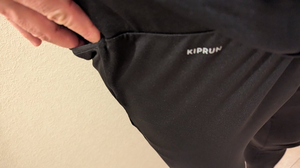 tama2_a's tweet photo. #ランニング
#NewBlance
#プロペルV5
#KIPRUN
雪も明日の雨でなくなりそう
この冬一番活躍したKIPRUNの
ウォームタイツ
暖かくて、携帯も鍵も入るし
これだけで藻岩山のマイナス15度耐えれたし2980円だし、最高。
https://t.co/CQvdNnKj2H https://t.co/YXrxWERBYS