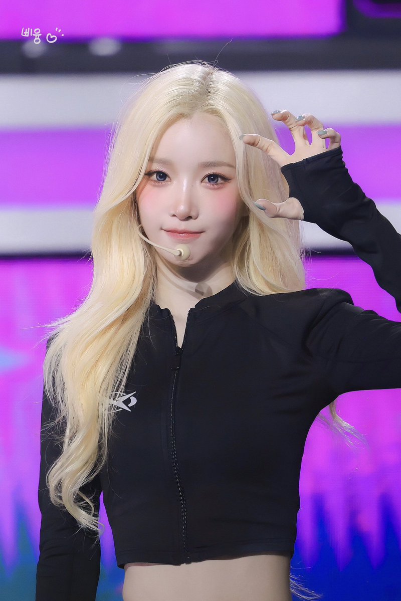 ลี่ tweet media