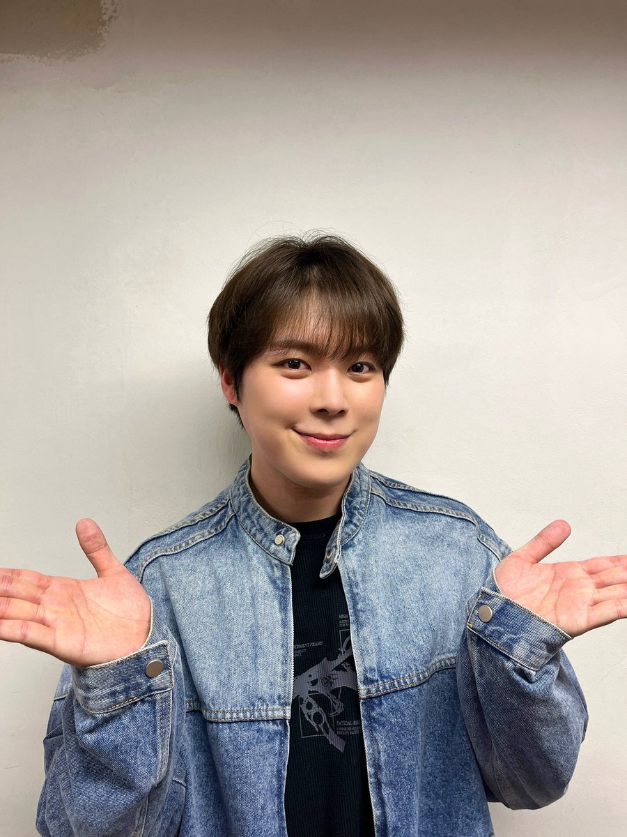 [📸]
2026.04.09 

쭈윌 공연 2회차 완료!
베러들과 가까이 마주한 하이터치까지,
오늘도 행복 가득💛

#베리베리 #VERIVERY #VRVR
#연호 #YEONHO
#걸프렌드 #윌