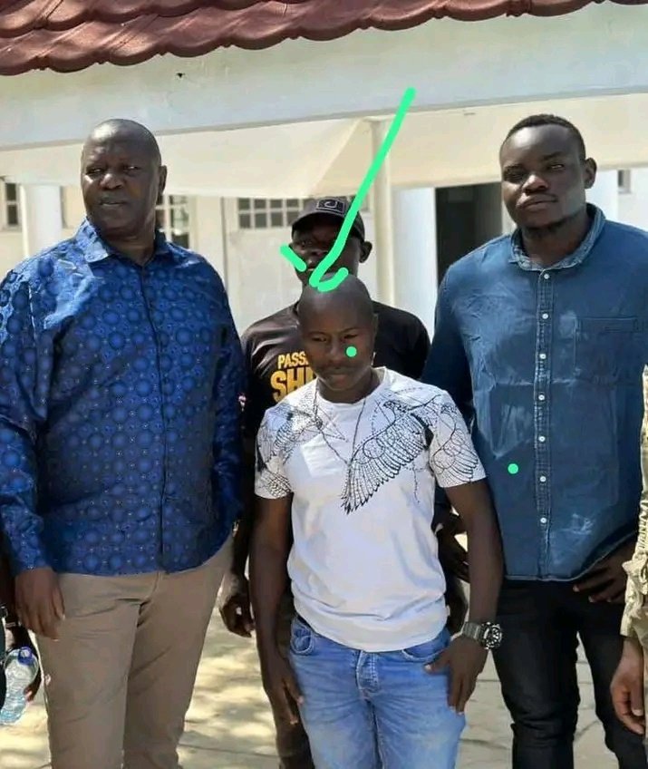 Six have been arrested so far in connection with the attack on Osotsi,

Oya, Prof Ojienda, kumbe wewe pia you have a hand here? 

You want to use them as sakuriti for your gubenatorial ambitions against opponents?

Why else are you in photos with the boys caught on CCTV?

Iwalo!