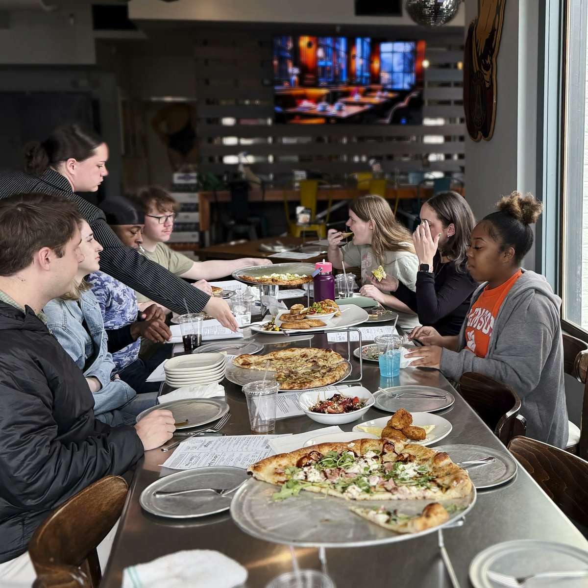 mthpizza tweet media