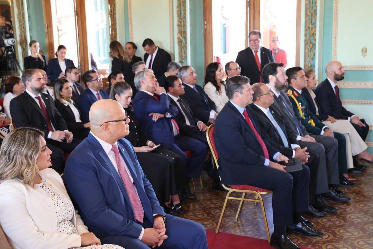 MEF_Paraguay's tweet photo. El nuevo titular del #MEF, @osclov, juró esta mañana en ceremonia protocolar encabezada por el presidente @SantiPenap, quien le otorgó su total respaldo para liderar el "corazón" de la gestión pública, con la misión estratégica de consolidar el desarrollo económico y social del país.

Más Info 🔗 https://t.co/tp5lSUl3aA