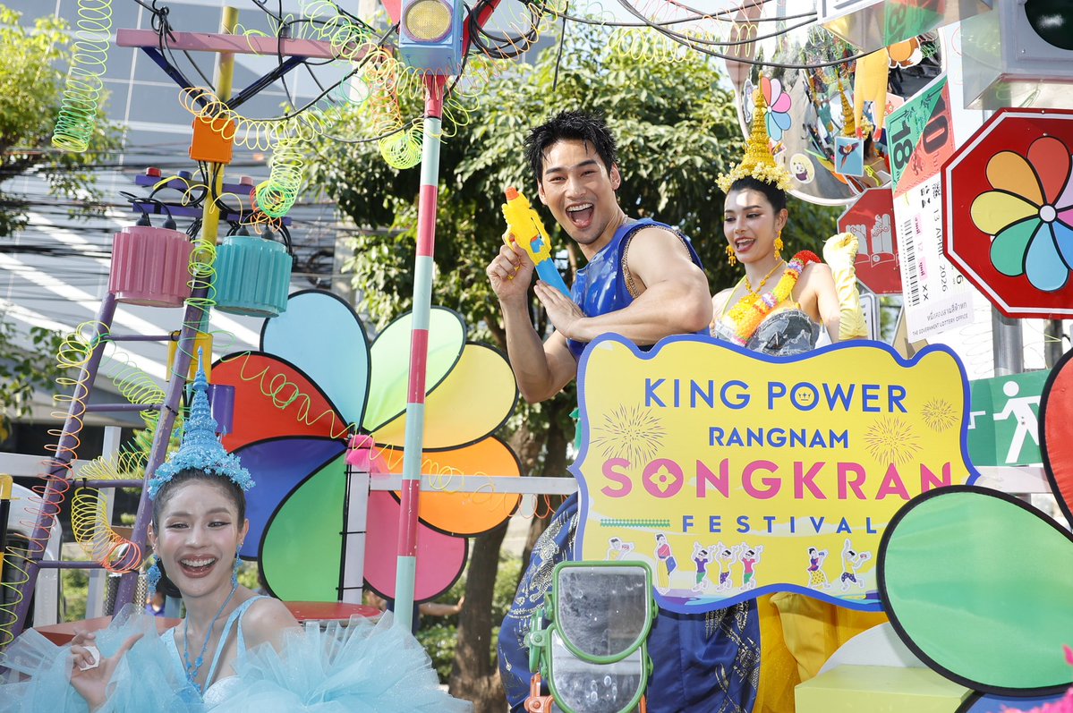 The Up-close tweet media