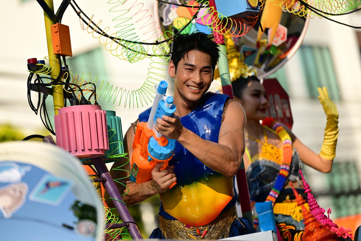 The Up-close tweet media