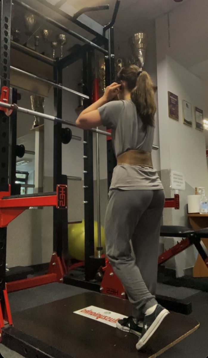 yvn1_'s tweet image. Valorant players: 'you can't main 2 agents'
Me to Sage and my squat rack: 👀
What's your main agent + main gym lift? 👇
#Valorant #GymLife #GamerGirl