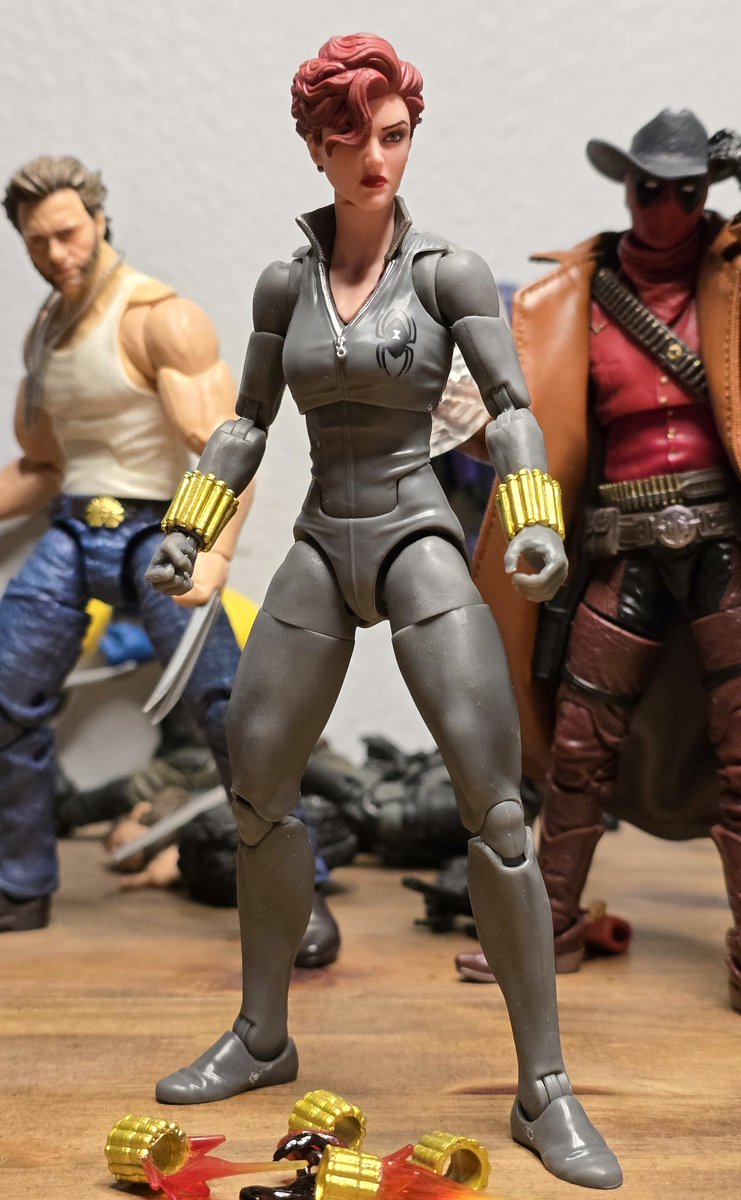 Mr_O1230's tweet image. No pockets, no pouches. At least the old WM exclusive had a leather jacket and a nifty jet pack. I missed out on the Target exclusive but I wanted one the new head sculpts. Hmmm...🤔 #Hasbro #Marvel #Legends