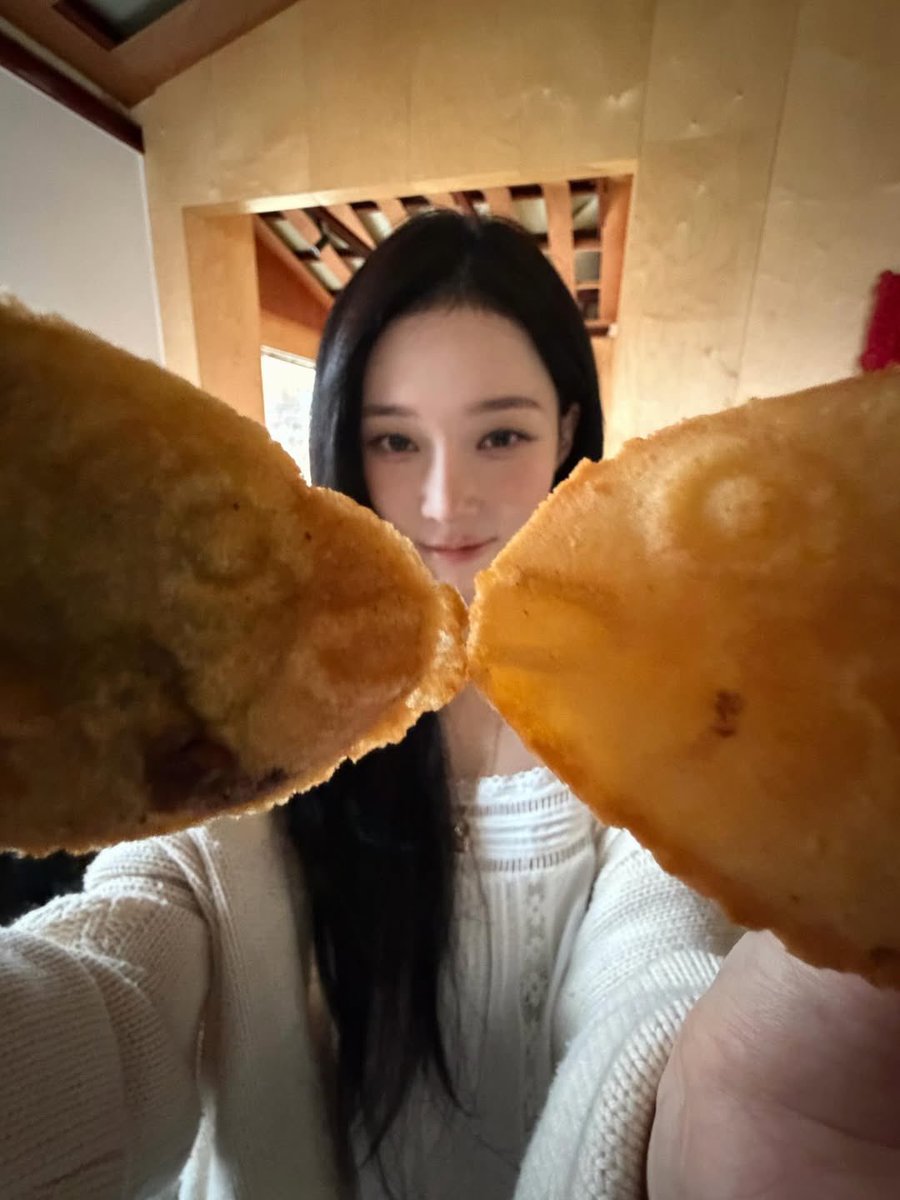 hourly winter tweet media