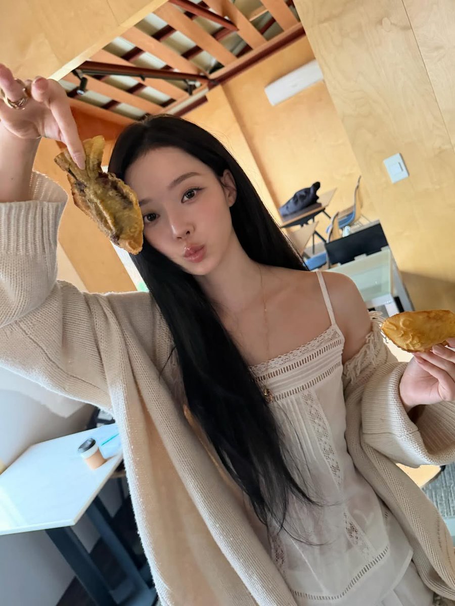 hourly winter tweet media