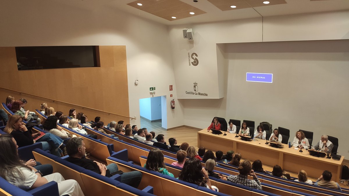 SATSE_CLM's tweet photo. 📢 Hoy hemos informado en Ciudad Real a enfermeras, fisioterapeutas y profesionales sanitarios sobre la recuperación de la carrera profesional en el SESCAM. Nos concentramos este viernes 10 de abril frente al Hospital General de Ciudad Real ¡Movilízate! #CarreraProfesionalYa https://t.co/Rd78TgD54i