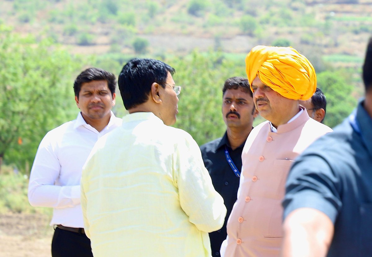 JaidattK's tweet photo. श्रीक्षेत्र गहिनीनाथ गडाच्या 94 व्या नारळी सप्ताहाची सांगता म्हसोबा वाडी येथे झाली यावेळी राज्याचे मुख्यमंत्री देवेंद्र फडणवीस उपस्थित होते यावेळी माजीमंत्री जयदत्त क्षीरसागर हेही उपस्थित होते https://t.co/dXMyswLXwA