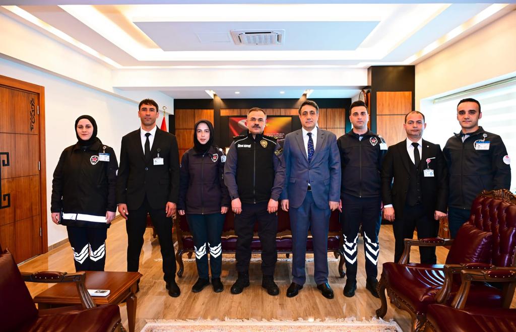 BingolXHaber's tweet photo. Polis Haftası’nda Anlamlı Ziyaret ve Dostluk Maçı

Türk Polis Teşkilatı’nın kuruluş yıl dönümü dolayısıyla Bingöl’de anlamlı bir ziyaret gerçekleştirildi. Üniversite Koruma ve Güvenlik Şube Müdürlüğü personeli, Güvenlik Müdürü Muhsin Ayas öncülüğünde İl Emniyet Müdürü Beyti Kalaycı’yı makamında ziyaret etti.

Ziyarette, Üniversite Rektörü Erdal Çelik’in selam ve iyi dilekleri iletilirken, üniversite ile emniyet teşkilatı arasındaki kurumsal iş birliği ve dayanışmanın önemine dikkat çekildi. Görüşmede ayrıca Türk Polis Teşkilatı’nın toplum huzuru ve güvenliği adına üstlendiği kritik görevler vurgulandı.

İl Emniyet Müdürü Beyti Kalaycı, ziyaretten duyduğu memnuniyeti dile getirirken, nazik ziyaretleri dolayısıyla üniversite heyetine teşekkür edildi.
Ziyaretin ardından, Polis Haftası etkinlikleri kapsamında polislerle üniversite personeli arasında dostluk amaçlı bir halı saha maçı da düzenlendi. Samimi bir atmosferde gerçekleşen karşılaşma, kurumlar arası birlik ve beraberliğe katkı sundu.

@ercelik2000 @bingol_emniyet @BeytiKalayci @muhsinayas12 @mehmethatisari