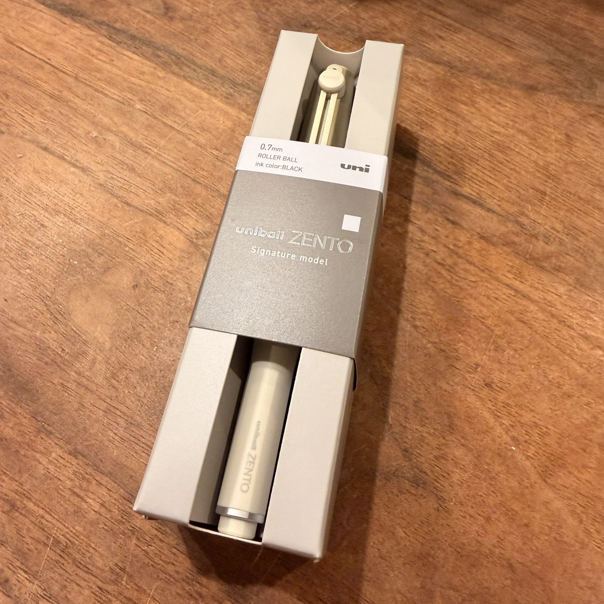 また買ってしまった✒️😅
キャップ式で外す時と、お尻側にはめる時のカチッという感じがそれぞれ違くて心地よい😊