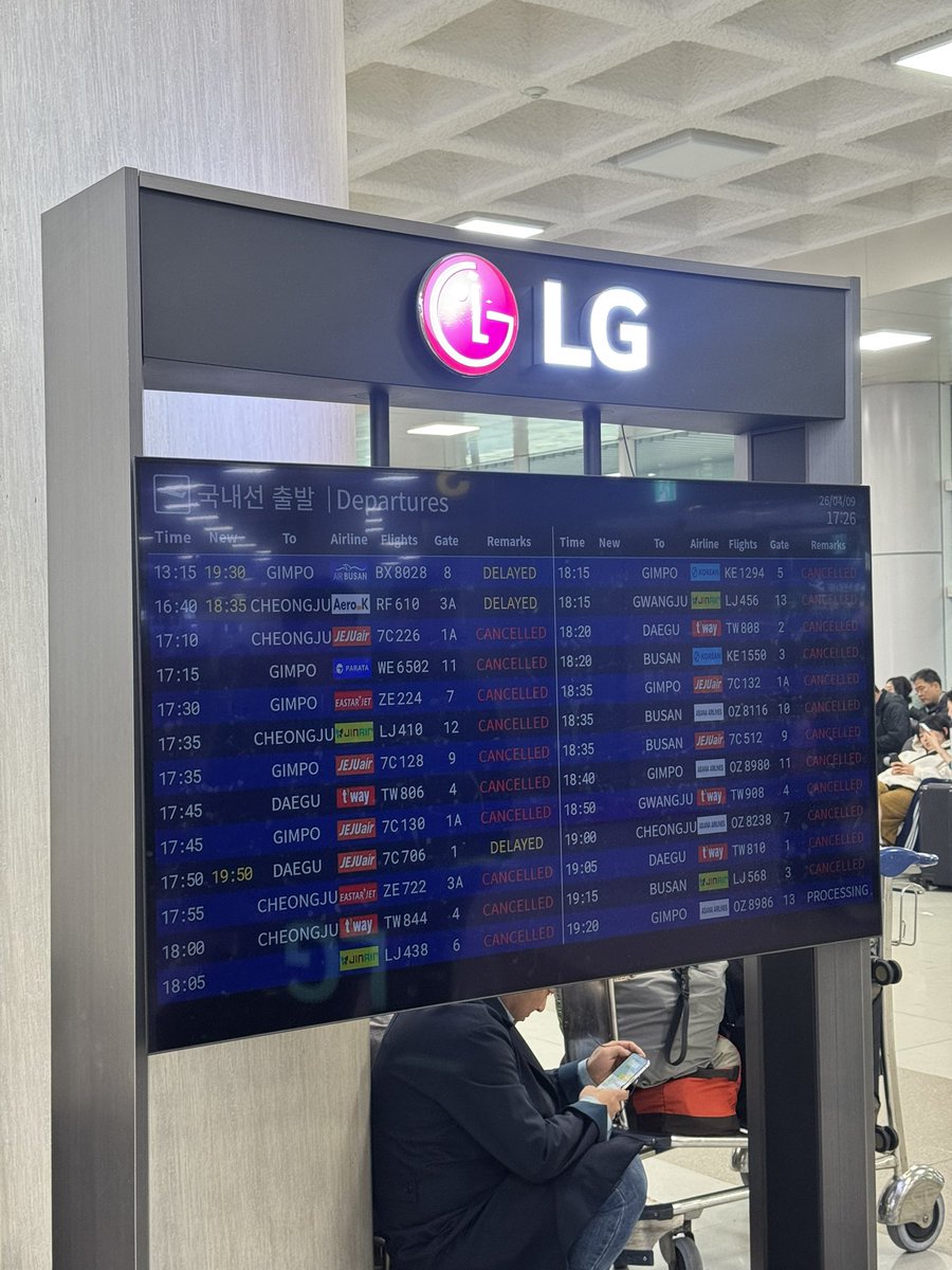 Прикиньте остаться на острове Чеджу, потому что все рейсы из-за шторма отменились, следующий через два дня, а вам завтра на работу
А мне и представлять не надо