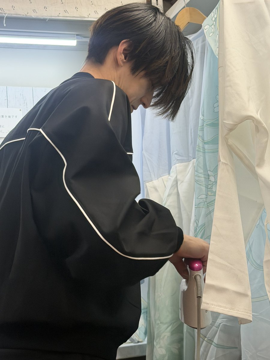チラシ用の
キービジュアル撮影してきました！
（メインカメラは別の方で、私は・・・今はまだヒミツ❣️）

自らアイロンをかける大野清志くん

#エクスクエスト
#金と銀の鬼
