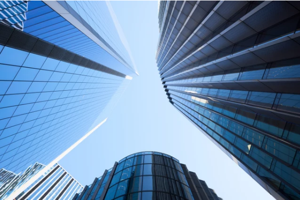 anacedeo1's tweet photo. Brookfield Infrastructure Corporation trades at 11.3x forward FFO with a 4.4% yield, nearly 20% off its 52-week high.

BIPC's diversified, contracted cash flows and management's 10%+ FFO/unit growth outlook support double-digit annualized returns and a buy rating.

Lower interest rate expectations benefit BIPC's debt-heavy model, while its strong track record and dividend growth remain compelling.

Volatility, high leverage, and AI exposure are potential risks, but BIPC's resilient business model and low valuation reinforce the investment case.