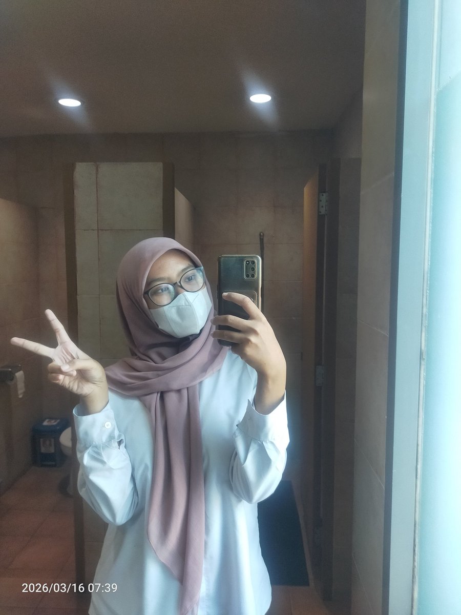 amaliaaakkk's tweet photo. self-appreciation moment: 
akulah mahasiswa tsb yang berkuliah, bekerja, berorganisasi, dan bekerja lagi... https://t.co/5dGbJtC2aI