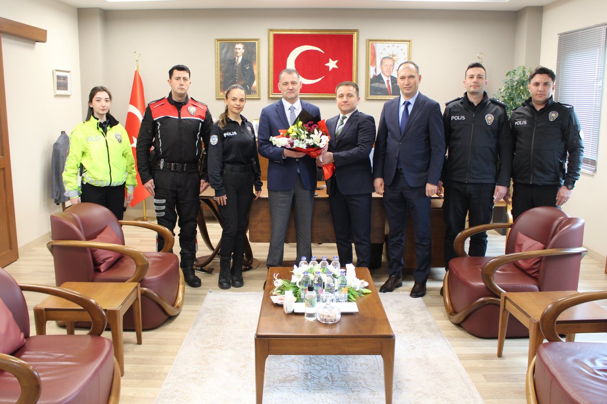 IhlMia34's tweet photo. Vali HAKTANKAÇMAZ; Polis Haftası dolayısıyla ziyarette bulunan İstanbul İl Emniyet Müdür Yardımcısı İsmail ARIZ, İstanbul Havalimanı Emniyet Şube Müdürü Yusuf ERKAN ve beraberindeki emniyet personelini kabul etti.

👉https://t.co/q2yrdNj9Z9 https://t.co/Scyf83ynuz