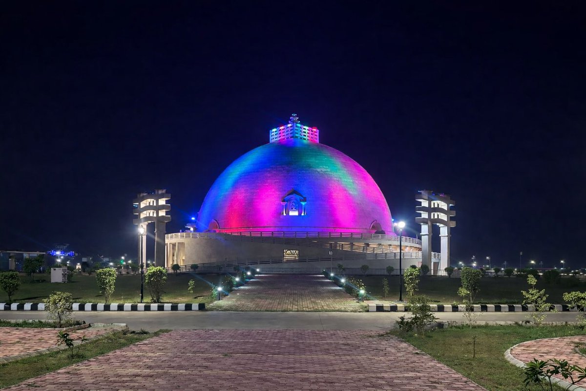 BcdBihar's tweet image. Experience serenity after sunset at Vaishali’s iconic Buddha Samyak Darshan Sangrahalaya &amp;amp; Smriti Stup in Vaishali , shines beautifully, reminding us of the eternal teachings of Lord Buddha.
#buddhism #enlightenment #lordbuddha #heritagesite #ɴɪɢʜᴛᴘʜᴏᴛᴏɢʀᴀᴘʜʏ #serenity